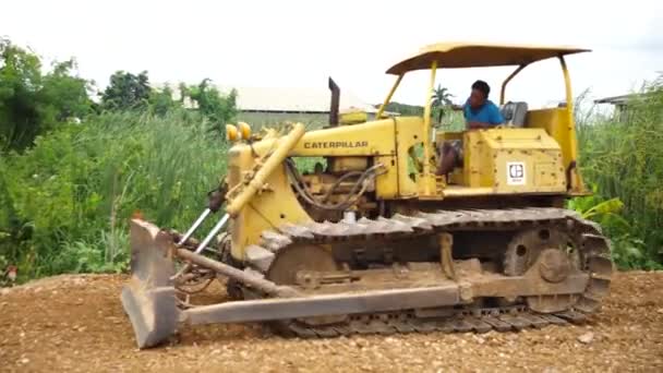 THANI, THAILAND- JUL 3: Pekerja mengendalikan pemadat tanah di Jul 3, 2015 di Pathum thani, Thailand — Stok Video