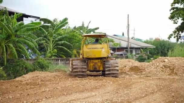 巴吞他尼府，泰国-Jul 3: 控制土壤压实机在 2015 年 7 月 3 日在巴吞他尼，泰国的工人 — 图库视频影像