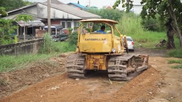 Pathum Thani, Thailand - 3 Jul: werknemer controle bodem Verdichter op 3 Jul 2015 in Pathumthani, Thailand — Stockvideo