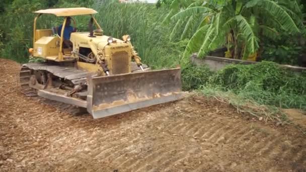 빠 툼 타 니, 태국-7 월 3: 작업자 빠 툼 타 니, 태국에서에서 2015 년 7 월 3 일에 토양 compactors를 제어 — 비디오