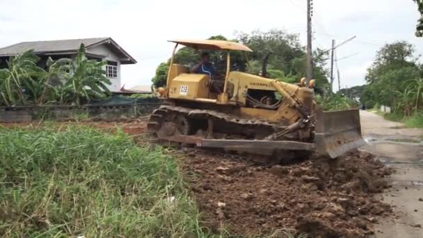 빠 툼 타 니, 태국-7 월 3: 작업자 빠 툼 타 니, 태국에서에서 2015 년 7 월 3 일에 토양 compactors를 제어 — 비디오