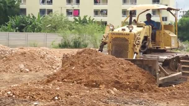 Pathum Thani, Thajsko - Červenec 3: pracovník kontroly kompaktory zeminy na 3 července 2015 v Pathum thani, Thajsko — Stock video