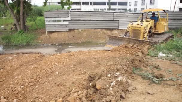 빠 툼 타 니, 태국-7 월 3: 작업자 빠 툼 타 니, 태국에서에서 2015 년 7 월 3 일에 토양 compactors를 제어 — 비디오