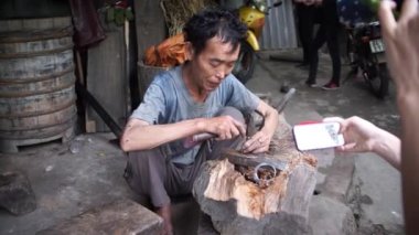 Karen adam el sanatları paslanmaz çelik çekiç ile yapma