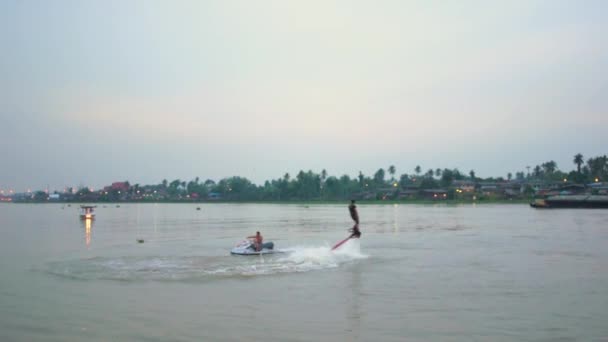 Ember játszik egy új vízi sport. Repülni a fórumon a chaopraya folyó — Stock videók