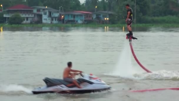 Hombre practicando un nuevo deporte acuático. Fly Board en el río Chaopraya — Vídeos de Stock