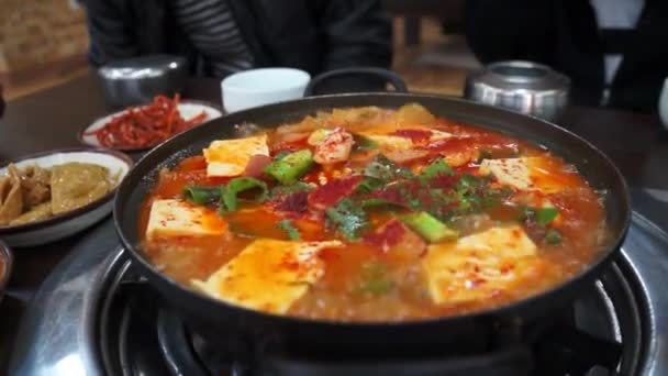 Kimchi Jjigae vagy Kimchi leves, Koreai népszerű recept, forró főzőlap — Stock videók