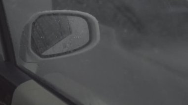 Yağmurda yetersiz görüntüleri sürüş sırasında bir arabanın yan ayna