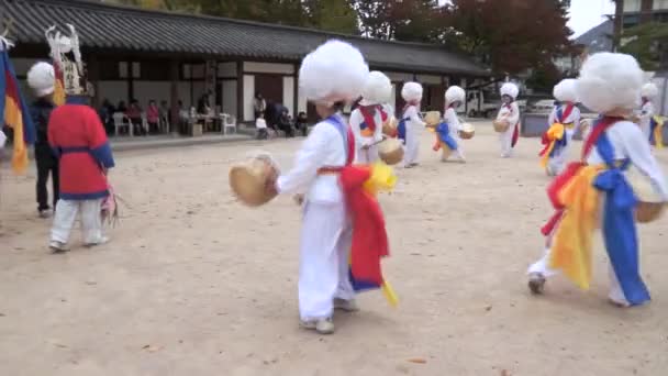 Many buddhist korean enjoy in colorful traditional festivities parade — Stock Video