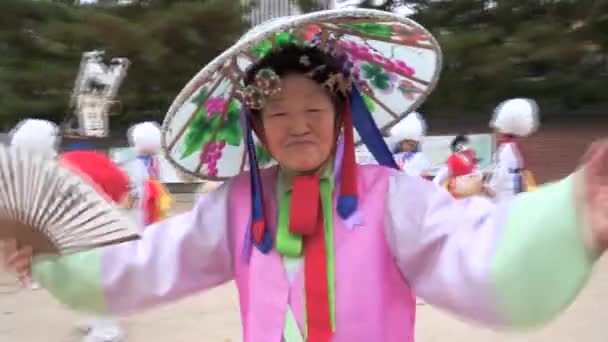 Many buddhist korean enjoy in colorful traditional festivities parade — Stock Video