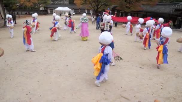 カラフルな伝統的なお祭りのパレードで多くの仏教韓国語を楽しむ — ストック動画