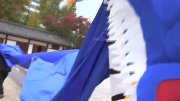 Many buddhist korean enjoy in colorful traditional festivities parade — Stock Video