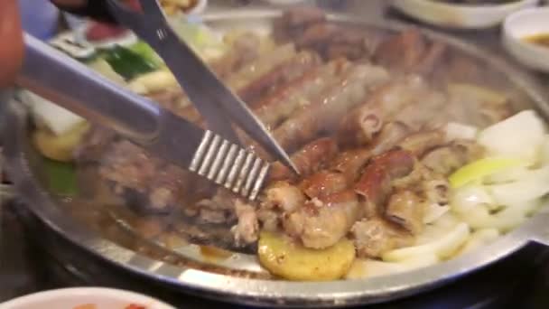 Cocina chitterlings parrilla en plato caliente, comida coreana famosa — Vídeo de stock