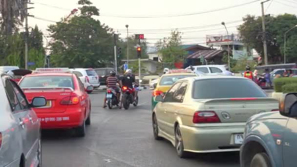 Muchos coches esperando luz verde en el atasco de tráfico en Bangkok, Tailandia — Vídeos de Stock