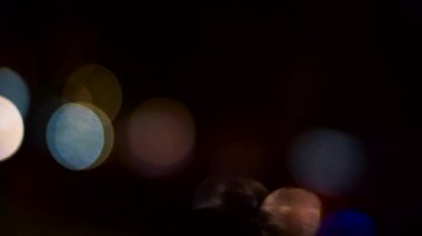Gece trafik ışıkları üzerinden ufuk Bokeh