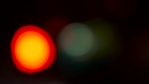 Обезвреженный Боке от ночного светофора — стоковое видео