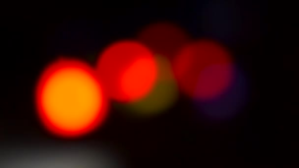 Bokeh yang tidak fokus dari lampu lalu lintas malam — Stok Video