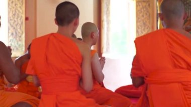 Rahipler ordain ritüel tapınakta dua