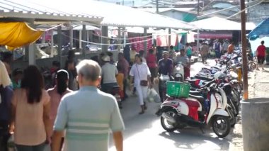 Taze pazarda alışveriş ve yürüyüş insanlar geçmesine