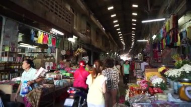 Alışveriş ve yürüyüş insanlar içinde belgili tanımlık çarşı geçmesine