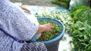 Pazar kadın çantası içinde taze biber almak o zaman müşteri için tartmak