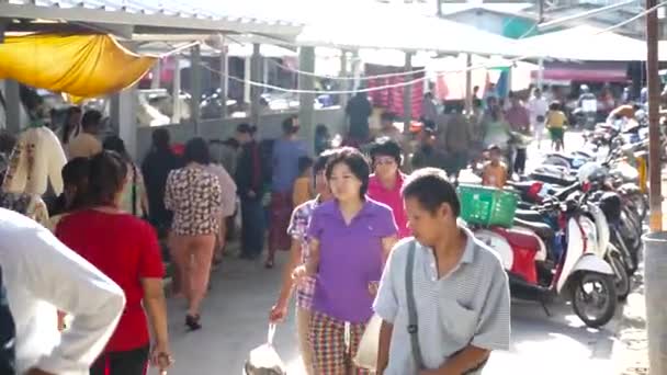 Emberek vásárolhat és sétálhat át a friss piaci — Stock videók
