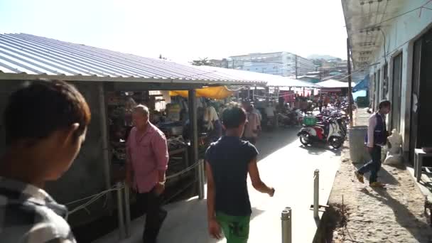 购物和散步的人通过在新的市场 — 图库视频影像