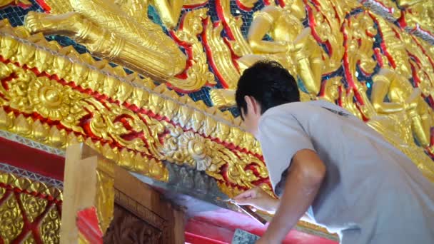 Homem decorando as paredes do templo usando argamassa para preencher a área danificada — Vídeo de Stock