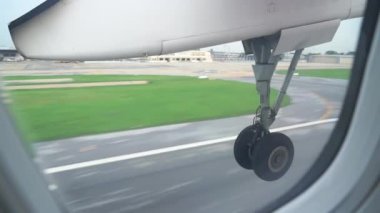 Pist üzerinde çalışan uçak tekerlekleri ve kalkış sonra tekerlek kanatları altında çöktü