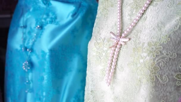 Dolly shots fokus på diamant halsband på spets trasa modell figur — Stockvideo
