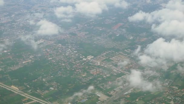 Vista desde arriba, por encima de las nubes, paisaje urbano por debajo — Vídeos de Stock