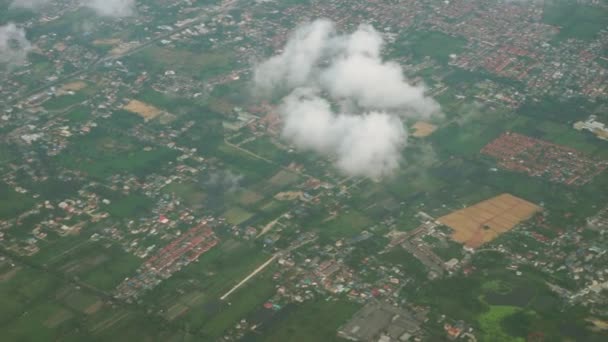 Vista desde arriba, por encima de las nubes, paisaje urbano por debajo — Vídeos de Stock