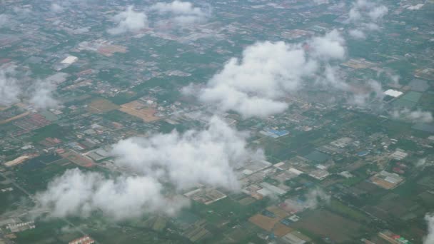 Vista desde arriba, por encima de las nubes, paisaje urbano por debajo — Vídeos de Stock