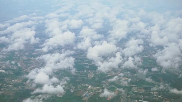 Vista desde arriba, por encima de las nubes, paisaje urbano por debajo — Vídeos de Stock