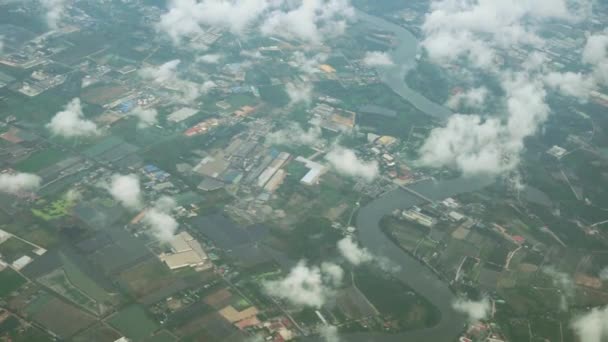 Vista desde arriba, por encima de las nubes, paisaje urbano por debajo — Vídeo de stock