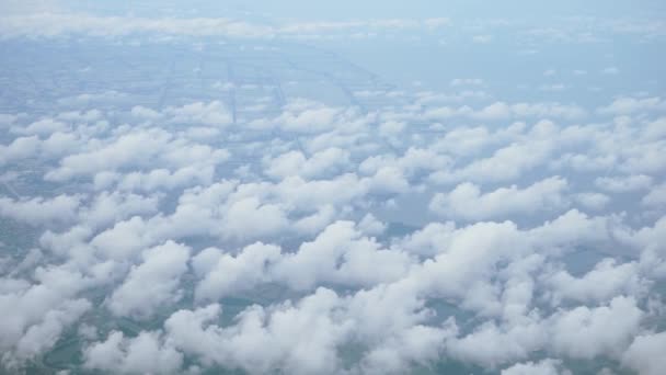 Вид сверху, над облаками, сельская сцена снизу — стоковое видео