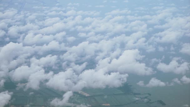 Vista desde arriba, sobre las nubes, escena rural abajo — Vídeos de Stock