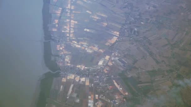 Vista desde arriba, sobre las nubes, escena rural y costera abajo — Vídeo de stock