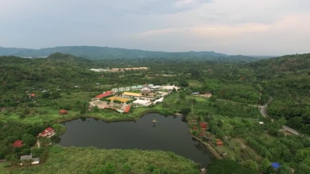 NAKHON NAYOK, TAILANDIA - 15 DE ABRIL, Vista aérea en Buddha Phuttha Utthayan Makha Bucha Anusorn — Vídeo de stock