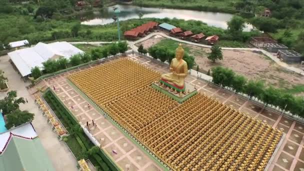 在佛 Phuttha Utthayan 马卡 Bucha 利率起那空那育，泰国-4 月 15 日，鸟瞰图 — 图库视频影像
