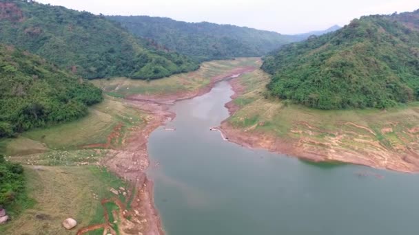 Luchtfoto uitzicht van Khun Dan Prakan Chol Dam met minder water in de zomer, Thailand — Stockvideo