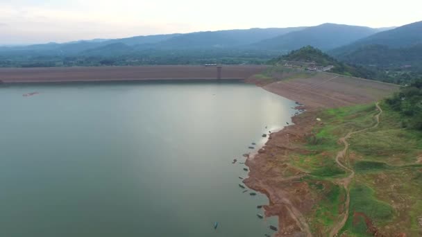 Aerial View av Khun Dan Prakan Chol Dam med mindre vatten på sommaren, Thailand — Stockvideo