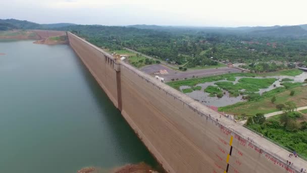 Vista aérea de la presa Khun Dan Prakan Chol con menos agua en verano, Tailandia — Vídeo de stock