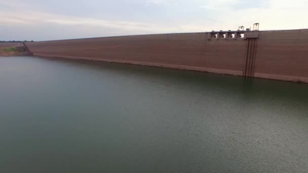 Letecký pohled na Khun Dan Prakan Chol Dam s méně vody v létě, Thajsko — Stock video
