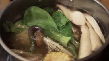 Sukiyaki Pot sıcak su ile çiğ gıda koymak