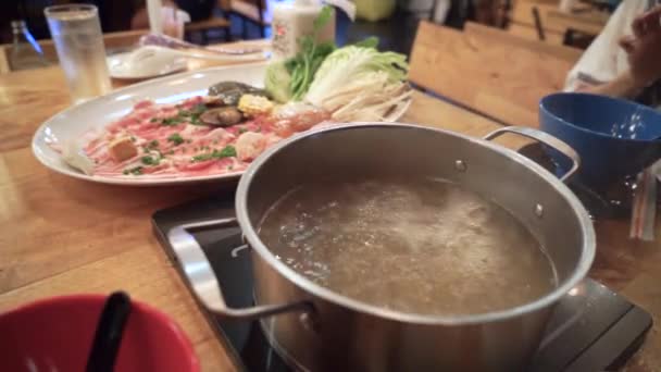 Sukiyaki Topf mit heißem Wasser — Stockvideo