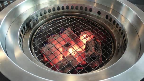 Estufas de barbacoa coreanas con chacoal en el interior, yakiniku — Vídeo de stock