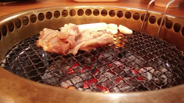 Koreański grill Piece z chacoal wewnątrz dla yakiniku — Wideo stockowe