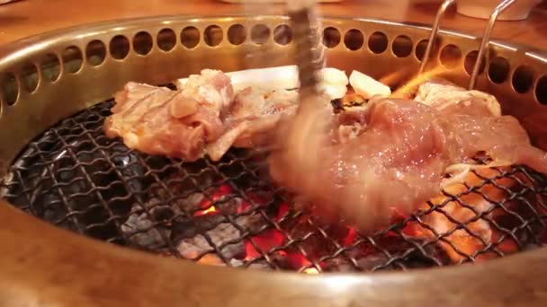 Koreański grill Piece z chacoal wewnątrz dla yakiniku — Wideo stockowe