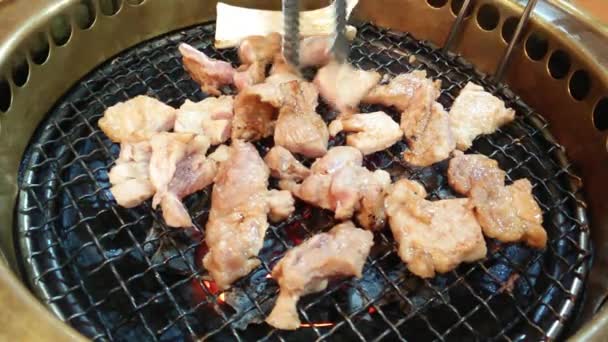 Корейська барбекю печі з chacoal всередині для yakiniku — стокове відео